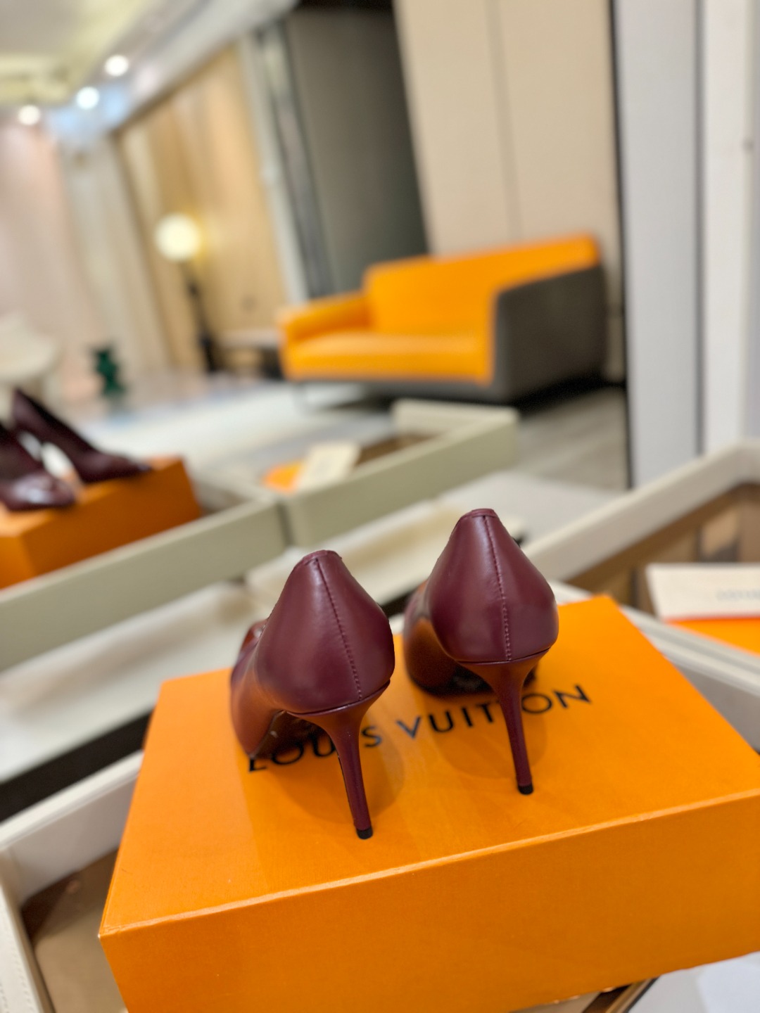 、【代购级】、Louis Vuitton 官网早春系列！完美楦型、新品中跟/单鞋🆕、官网同步更新Lv五金