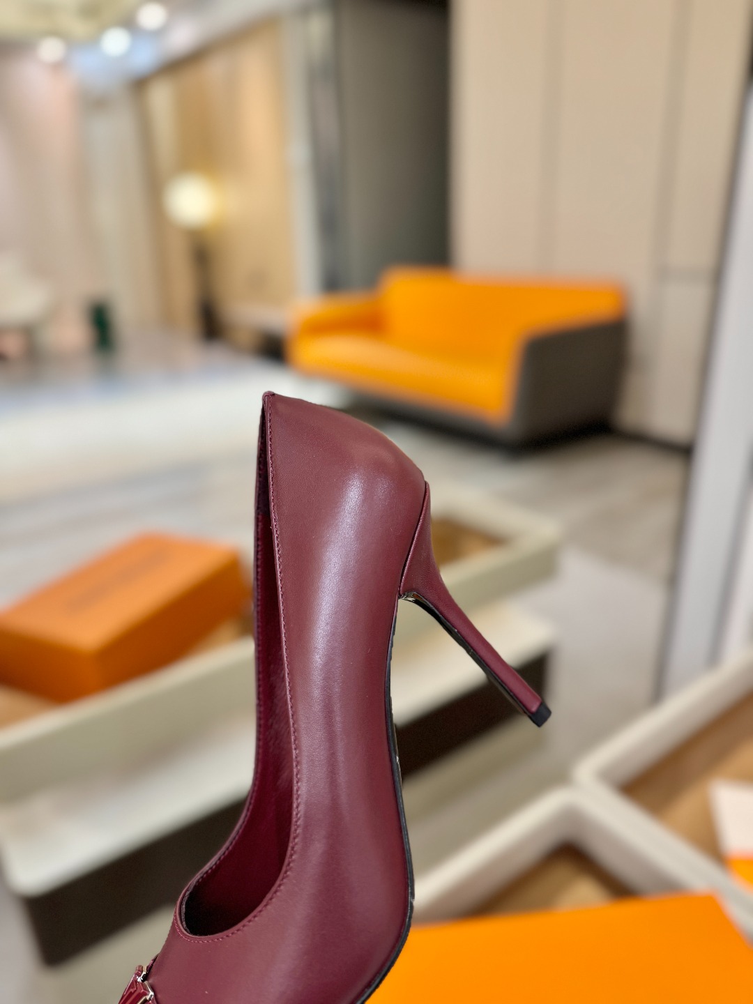 、【代购级】、Louis Vuitton 官网早春系列！完美楦型、新品中跟/单鞋🆕、官网同步更新Lv五金