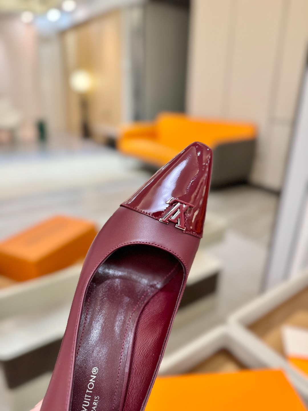 、【代购级】、Louis Vuitton 官网早春系列！完美楦型、新品中跟/单鞋🆕、官网同步更新Lv五金