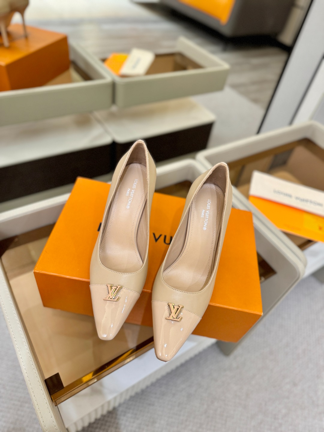 、【代购级】、Louis Vuitton 官网早春系列！完美楦型、新品中跟/单鞋🆕、官网同步更新Lv五金