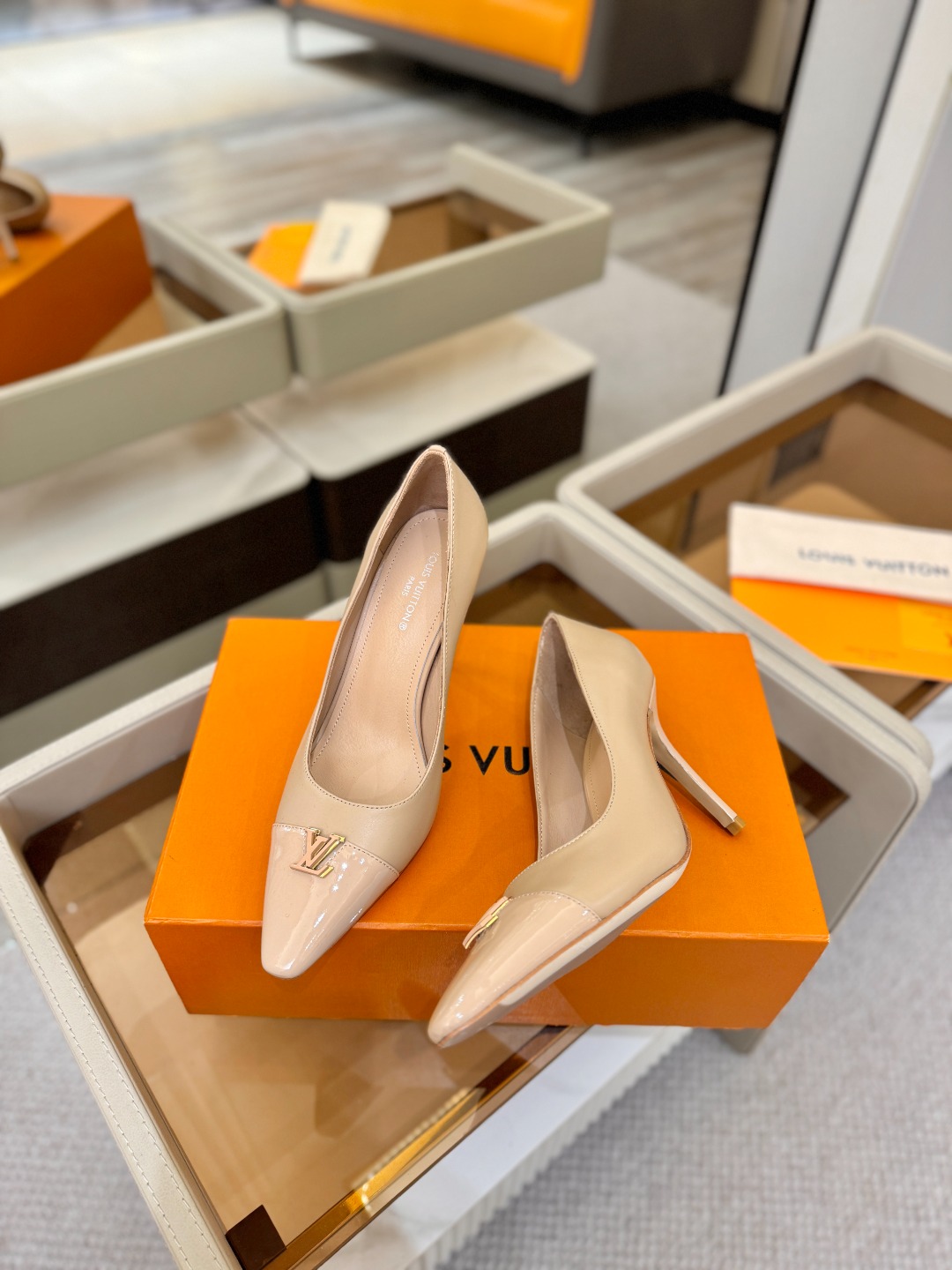 、【代购级】、Louis Vuitton 官网早春系列！完美楦型、新品中跟/单鞋🆕、官网同步更新Lv五金