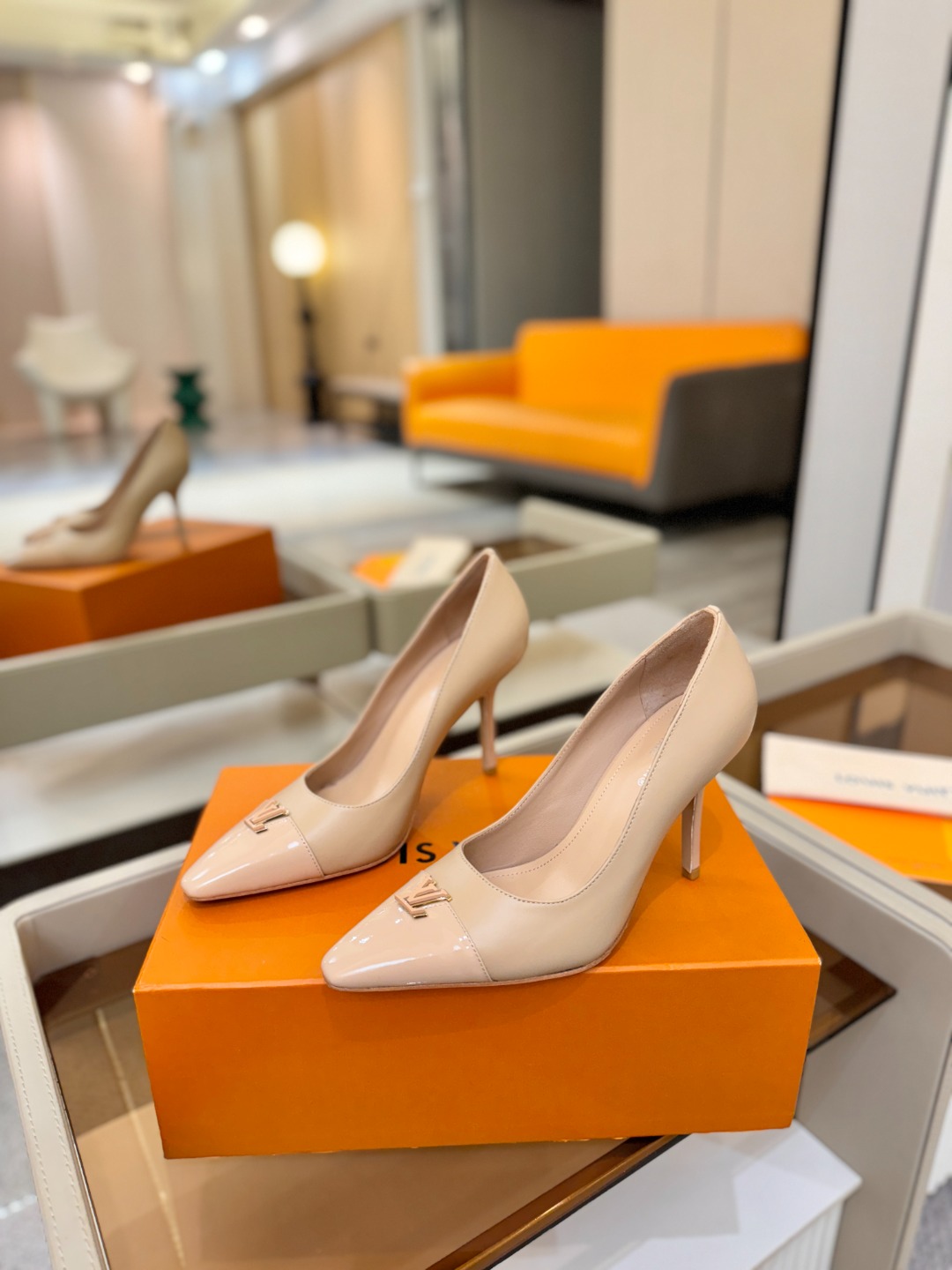 、【代购级】、Louis Vuitton 官网早春系列！完美楦型、新品中跟/单鞋🆕、官网同步更新Lv五金