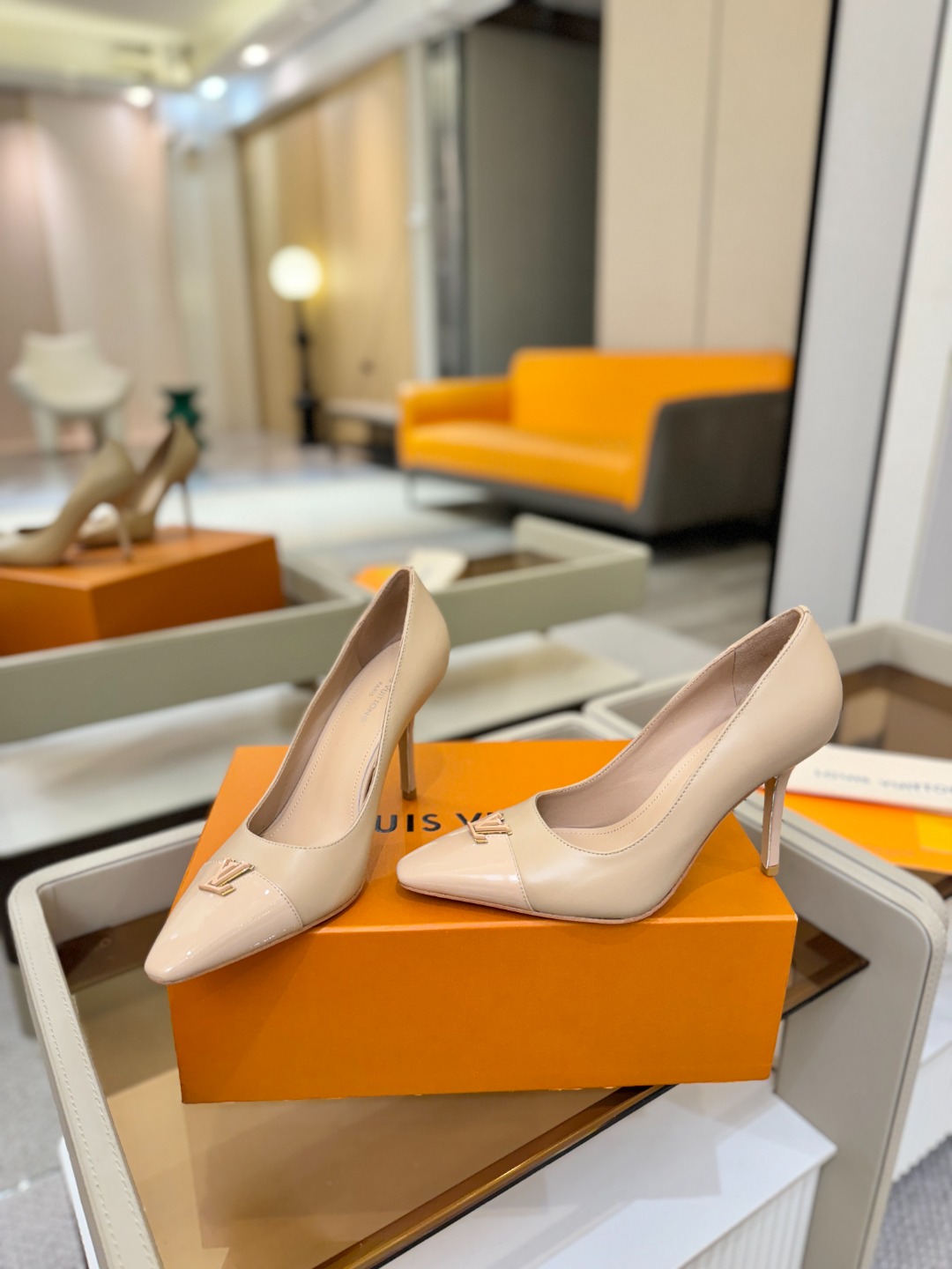 、【代购级】、Louis Vuitton 官网早春系列！完美楦型、新品中跟/单鞋🆕、官网同步更新Lv五金