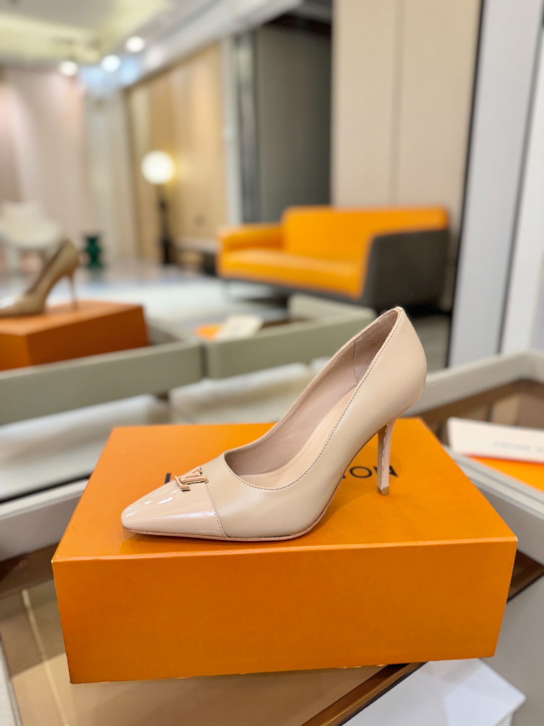 、【代购级】、Louis Vuitton 官网早春系列！完美楦型、新品中跟/单鞋🆕、官网同步更新Lv五金