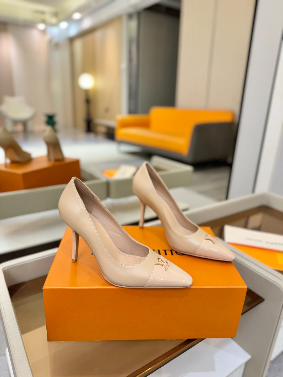 、【代购级】、Louis Vuitton 官网早春系列！完美楦型、新品中跟/单鞋🆕、官网同步更新Lv五金