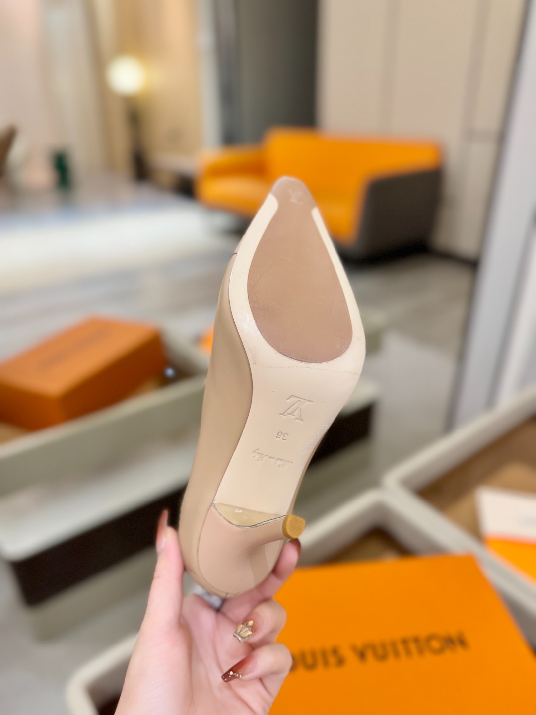 、【代购级】、Louis Vuitton 官网早春系列！完美楦型、新品中跟/单鞋🆕、官网同步更新Lv五金
