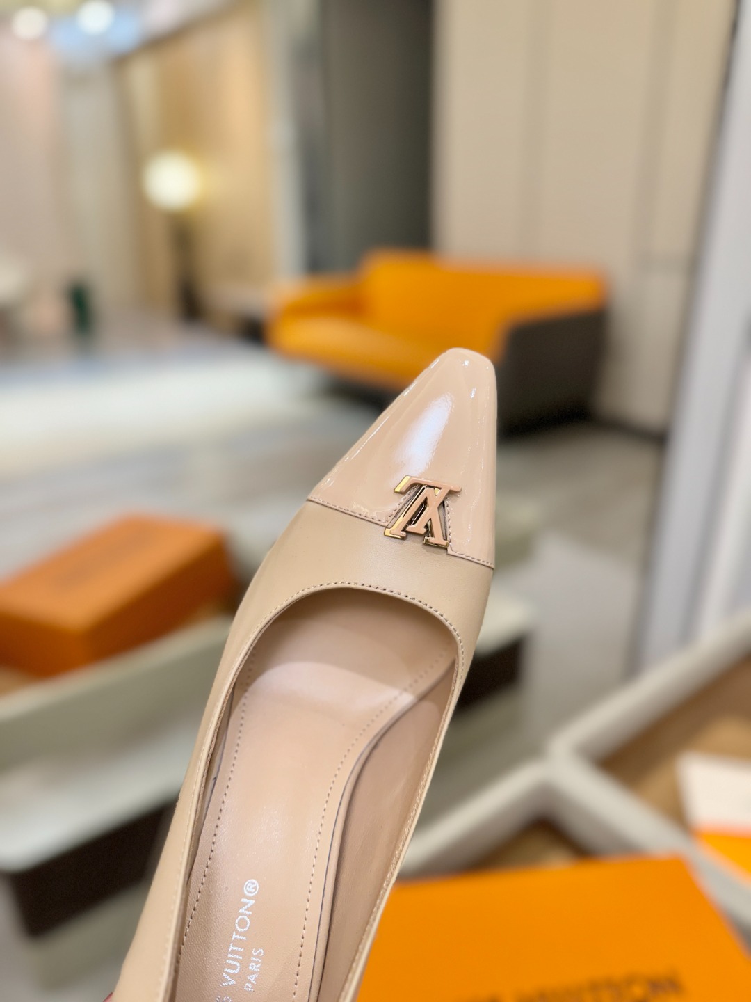 、【代购级】、Louis Vuitton 官网早春系列！完美楦型、新品中跟/单鞋🆕、官网同步更新Lv五金