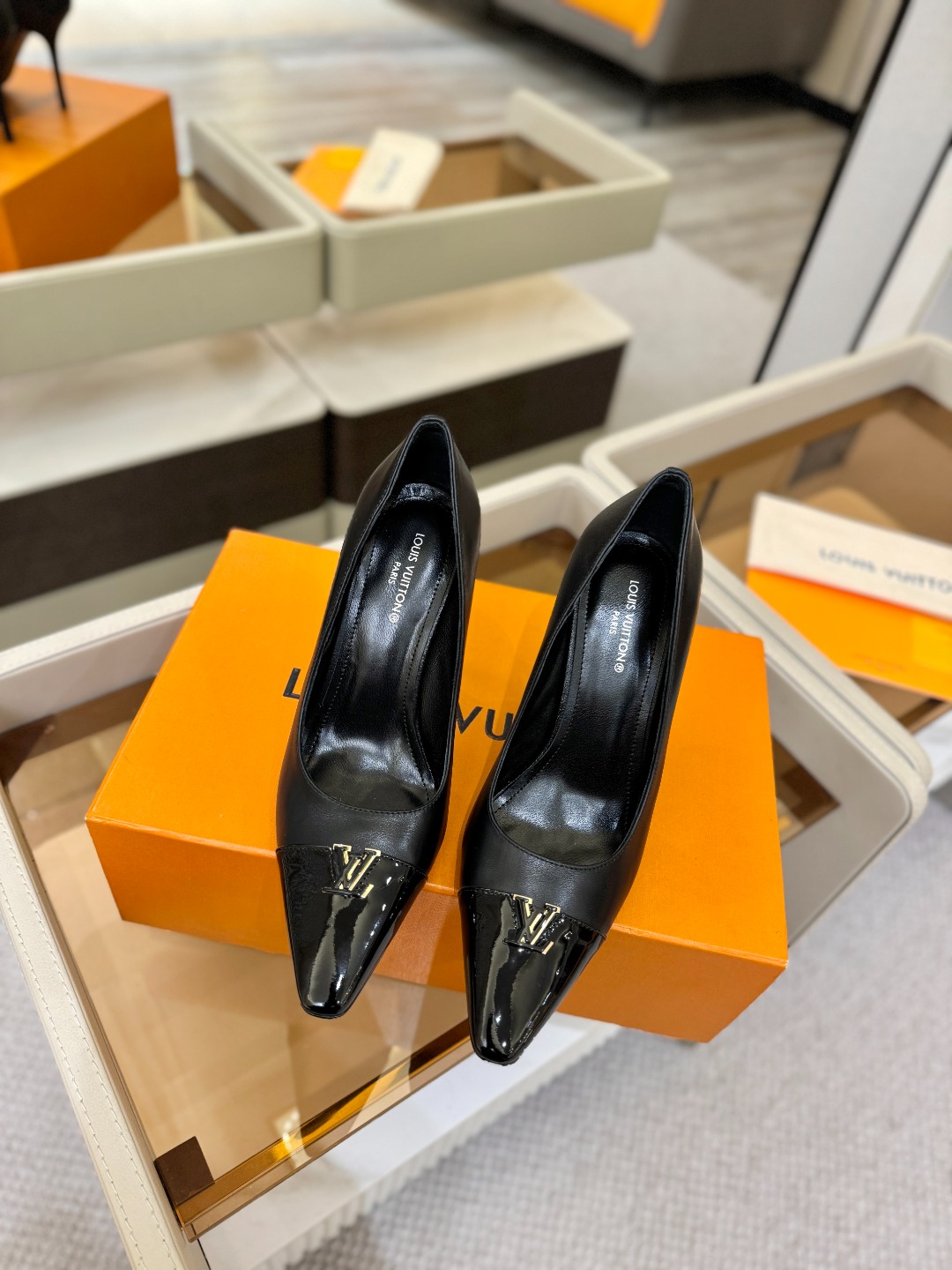 、【代购级】、Louis Vuitton 官网早春系列！完美楦型、新品中跟/单鞋🆕、官网同步更新Lv五金