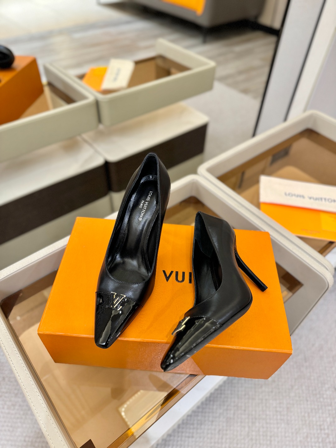 、【代购级】、Louis Vuitton 官网早春系列！完美楦型、新品中跟/单鞋🆕、官网同步更新Lv五金