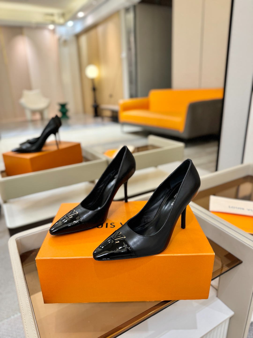 、【代购级】、Louis Vuitton 官网早春系列！完美楦型、新品中跟/单鞋🆕、官网同步更新Lv五金