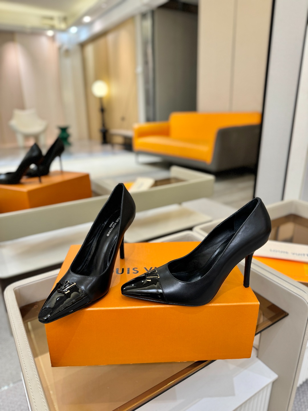 、【代购级】、Louis Vuitton 官网早春系列！完美楦型、新品中跟/单鞋🆕、官网同步更新Lv五金