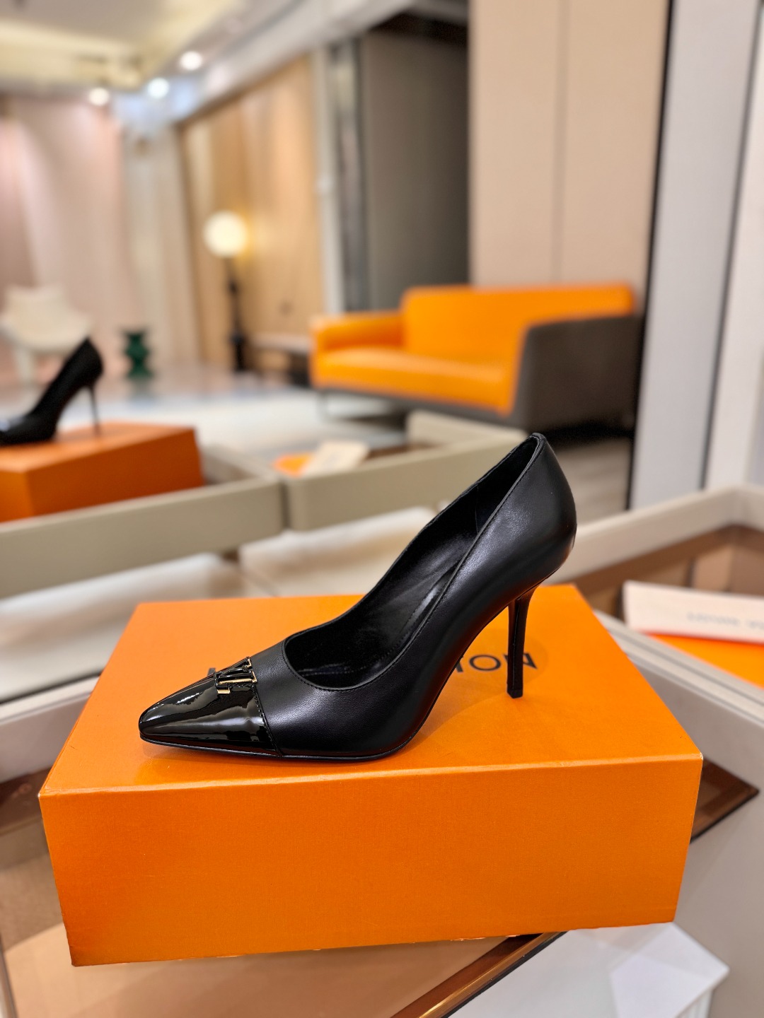 、【代购级】、Louis Vuitton 官网早春系列！完美楦型、新品中跟/单鞋🆕、官网同步更新Lv五金