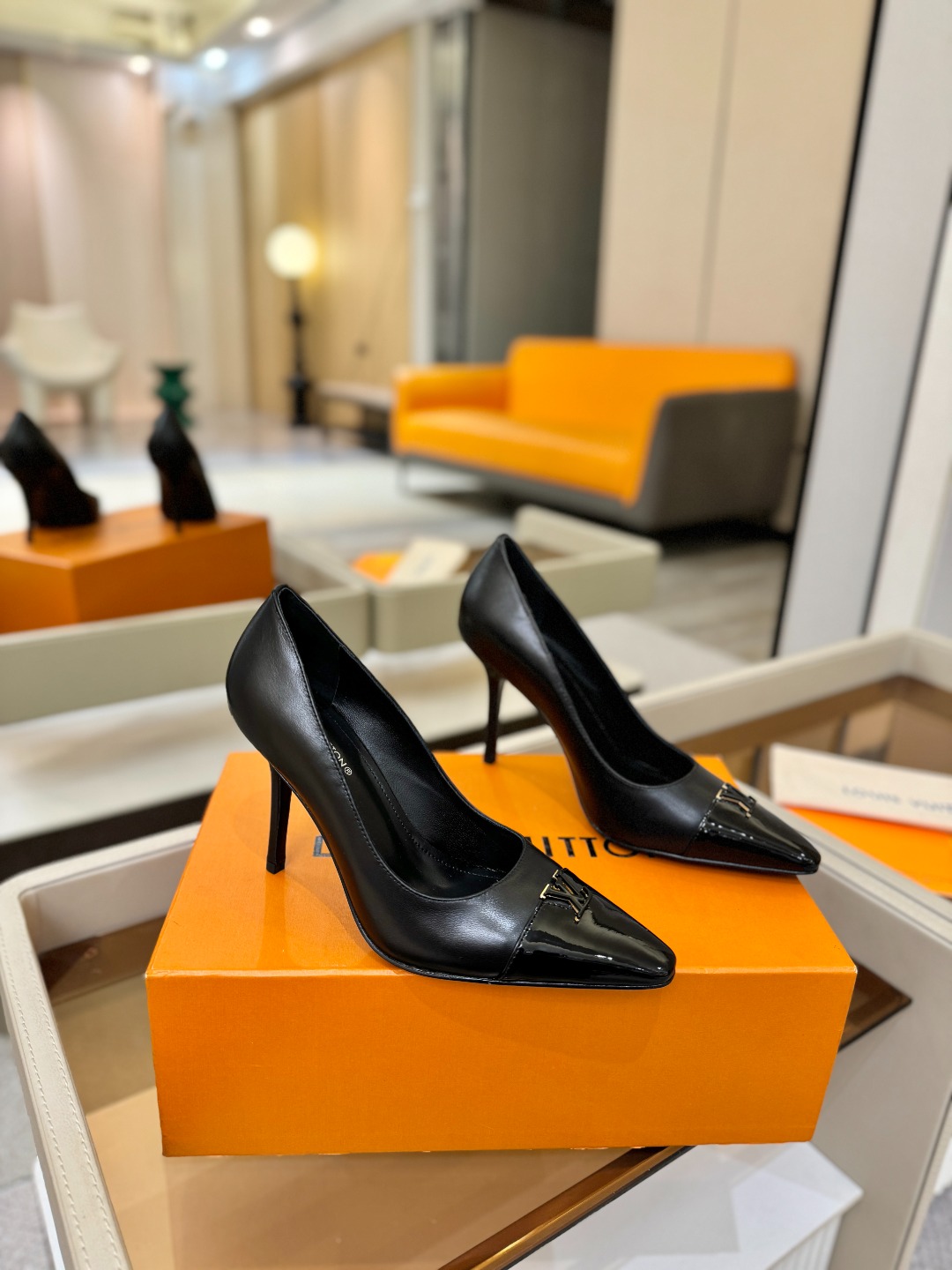 、【代购级】、Louis Vuitton 官网早春系列！完美楦型、新品中跟/单鞋🆕、官网同步更新Lv五金