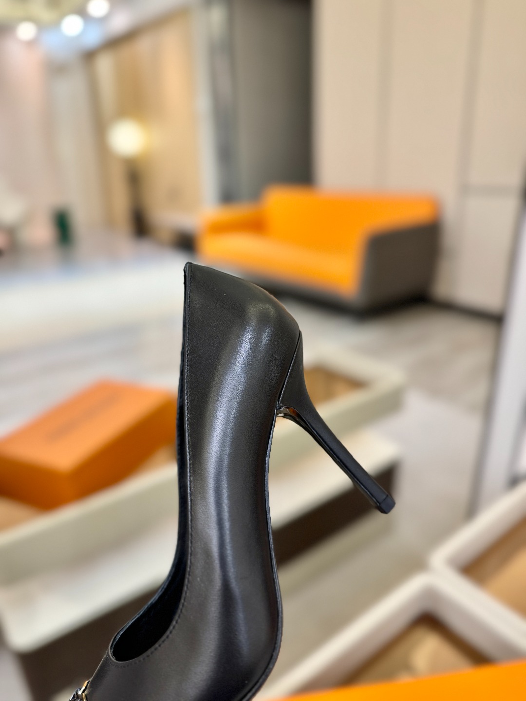 、【代购级】、Louis Vuitton 官网早春系列！完美楦型、新品中跟/单鞋🆕、官网同步更新Lv五金