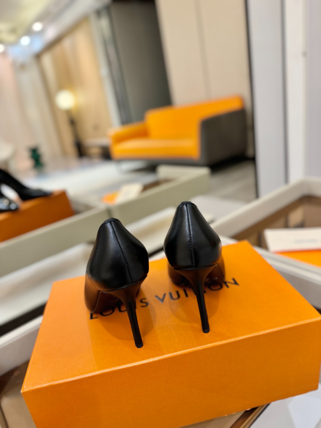 、【代购级】、Louis Vuitton 官网早春系列！完美楦型、新品中跟/单鞋🆕、官网同步更新Lv五金