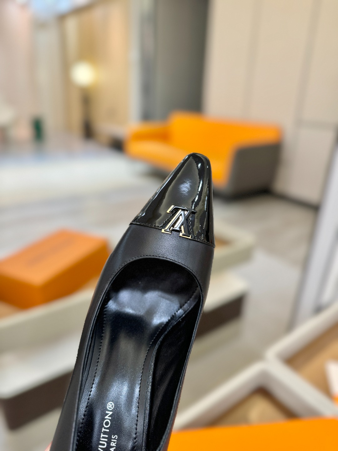 、【代购级】、Louis Vuitton 官网早春系列！完美楦型、新品中跟/单鞋🆕、官网同步更新Lv五金