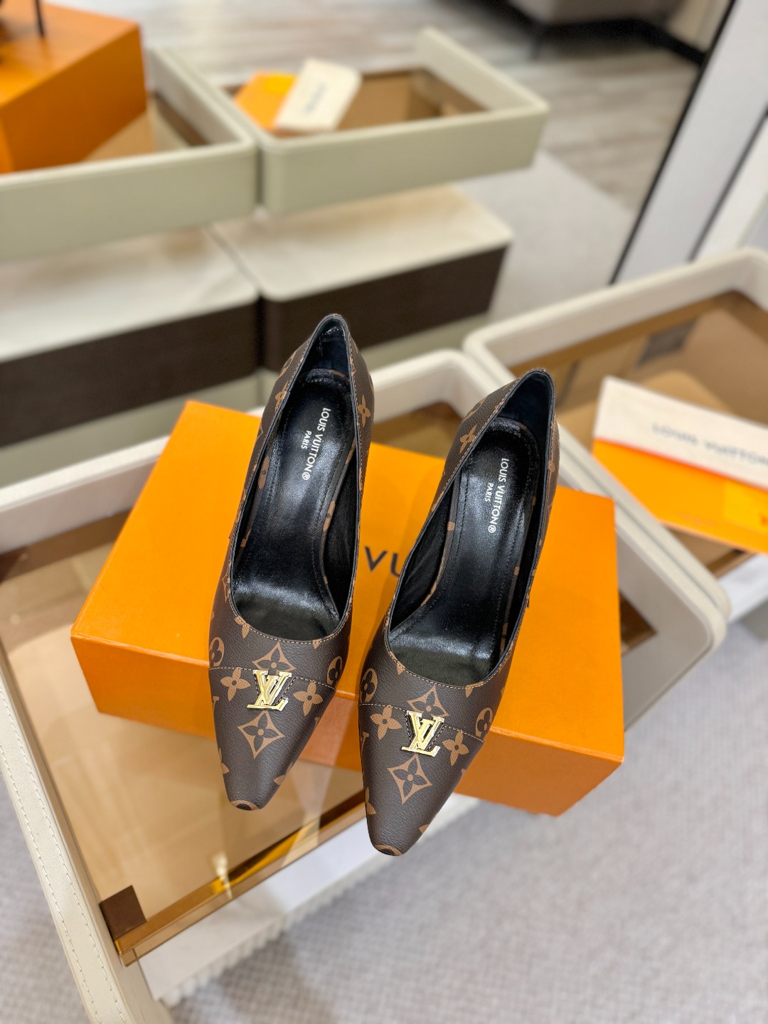 、【代购级】、Louis Vuitton 官网早春系列！完美楦型、新品中跟/单鞋🆕、官网同步更新Lv五金