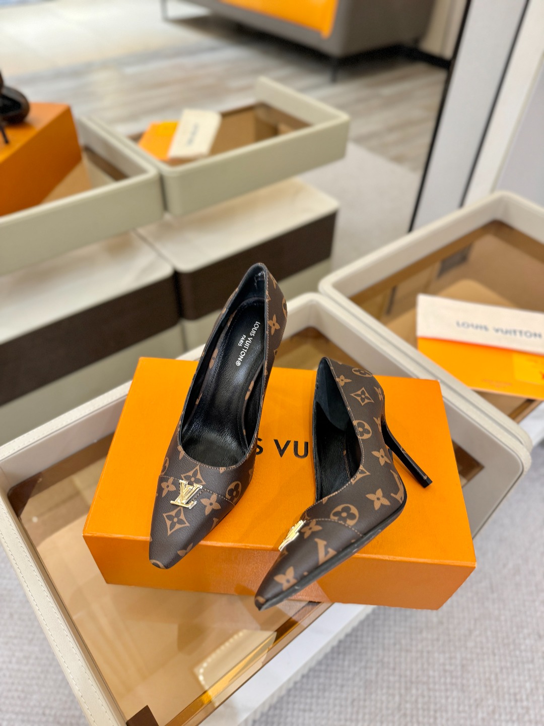 、【代购级】、Louis Vuitton 官网早春系列！完美楦型、新品中跟/单鞋🆕、官网同步更新Lv五金