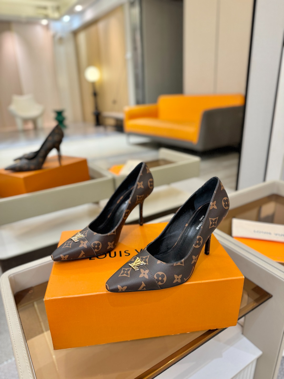 、【代购级】、Louis Vuitton 官网早春系列！完美楦型、新品中跟/单鞋🆕、官网同步更新Lv五金