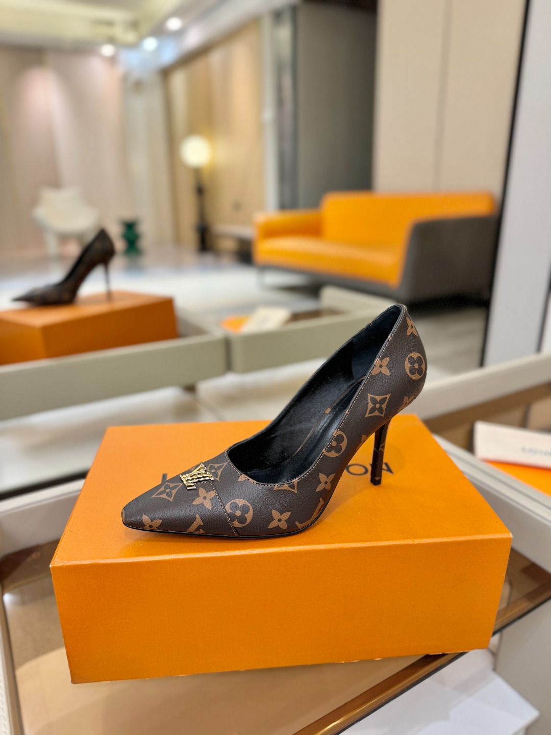 、【代购级】、Louis Vuitton 官网早春系列！完美楦型、新品中跟/单鞋🆕、官网同步更新Lv五金