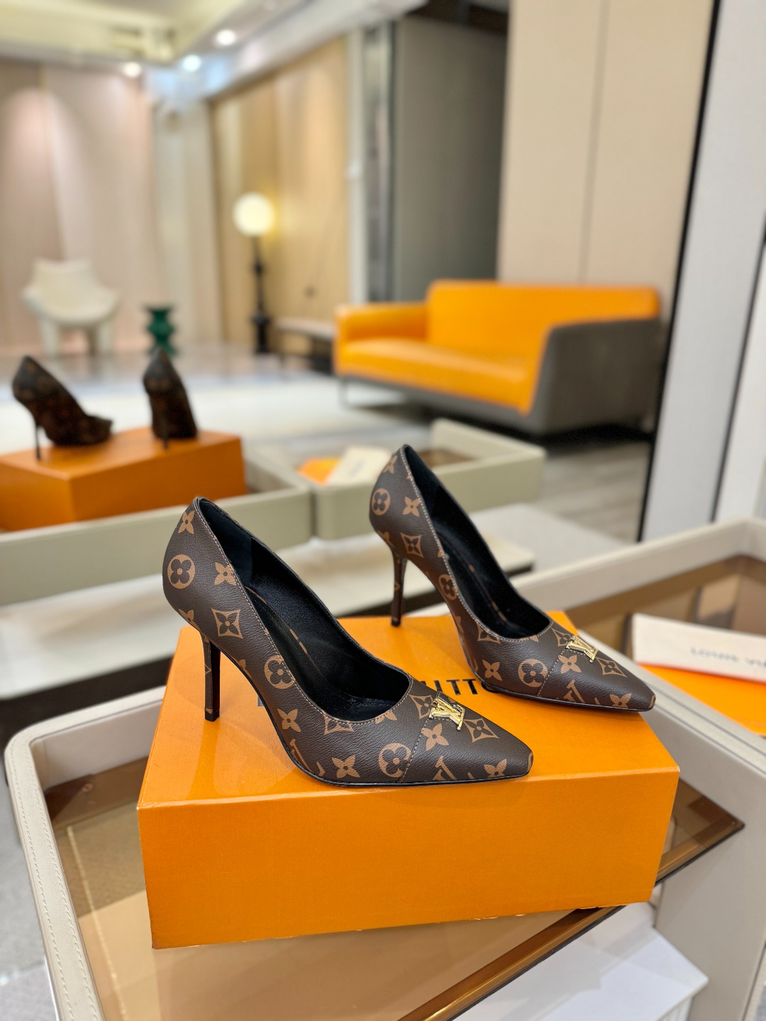 、【代购级】、Louis Vuitton 官网早春系列！完美楦型、新品中跟/单鞋🆕、官网同步更新Lv五金