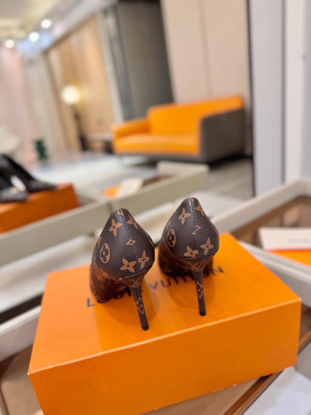 、【代购级】、Louis Vuitton 官网早春系列！完美楦型、新品中跟/单鞋🆕、官网同步更新Lv五金