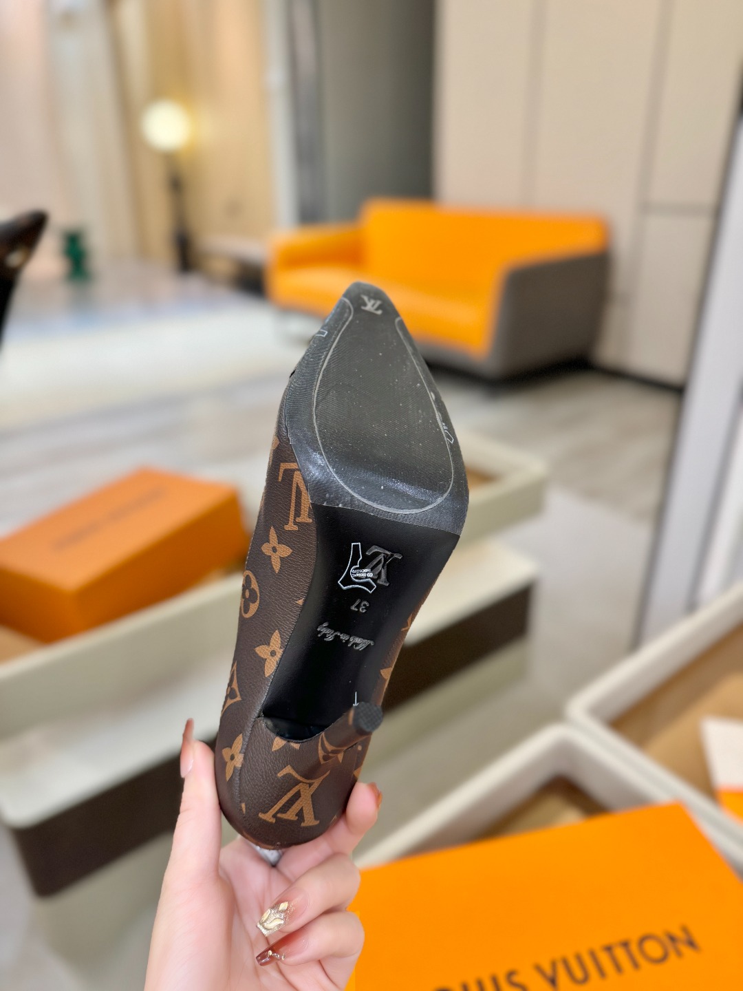 、【代购级】、Louis Vuitton 官网早春系列！完美楦型、新品中跟/单鞋🆕、官网同步更新Lv五金