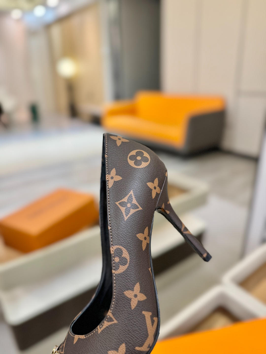 、【代购级】、Louis Vuitton 官网早春系列！完美楦型、新品中跟/单鞋🆕、官网同步更新Lv五金