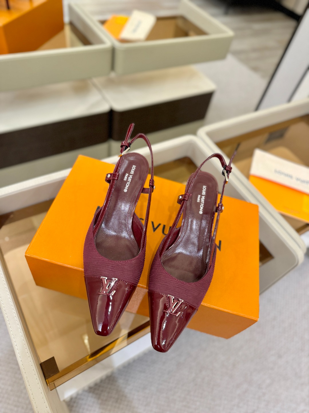 【代购级】、Louis Vuitton 官网早春系列！完美楦型、中跟后空/单鞋🆕、官网同步更新Lv五金 