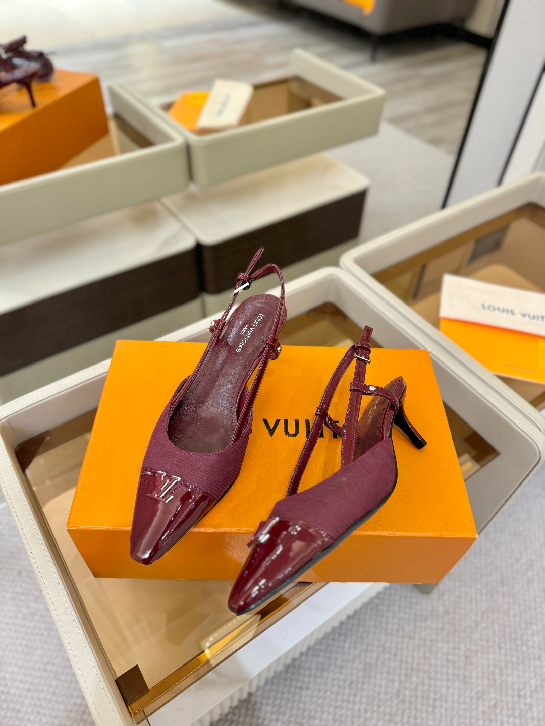 【代购级】、Louis Vuitton 官网早春系列！完美楦型、中跟后空/单鞋🆕、官网同步更新Lv五金 