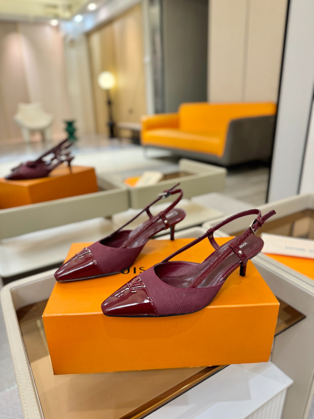 【代购级】、Louis Vuitton 官网早春系列！完美楦型、中跟后空/单鞋🆕、官网同步更新Lv五金 