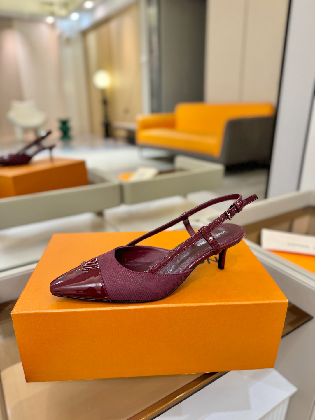 【代购级】、Louis Vuitton 官网早春系列！完美楦型、中跟后空/单鞋🆕、官网同步更新Lv五金 