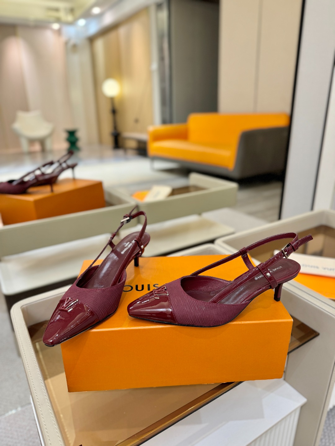 【代购级】、Louis Vuitton 官网早春系列！完美楦型、中跟后空/单鞋🆕、官网同步更新Lv五金 