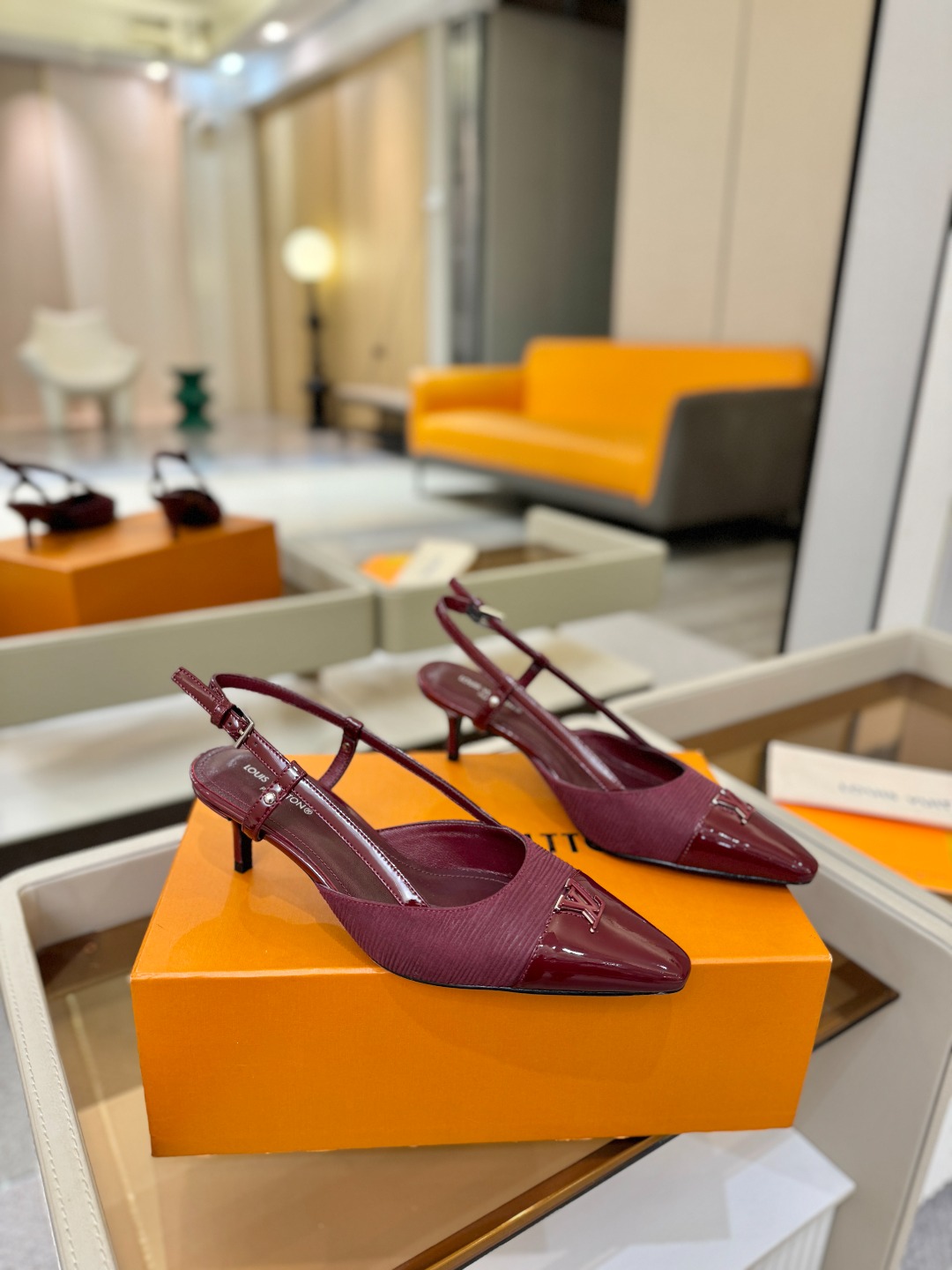 【代购级】、Louis Vuitton 官网早春系列！完美楦型、中跟后空/单鞋🆕、官网同步更新Lv五金 