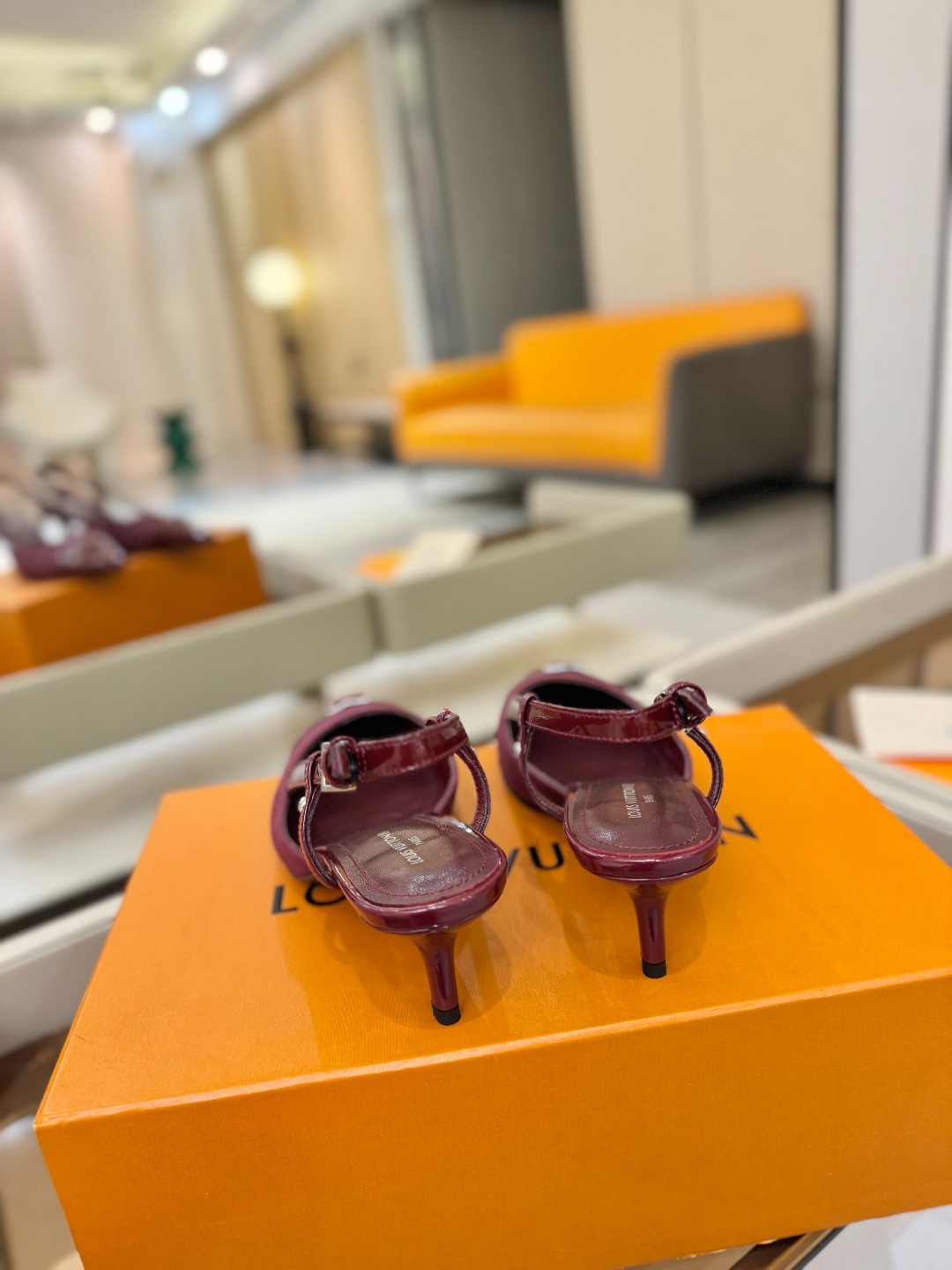 【代购级】、Louis Vuitton 官网早春系列！完美楦型、中跟后空/单鞋🆕、官网同步更新Lv五金 