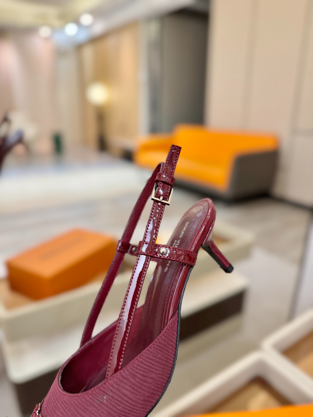 【代购级】、Louis Vuitton 官网早春系列！完美楦型、中跟后空/单鞋🆕、官网同步更新Lv五金 