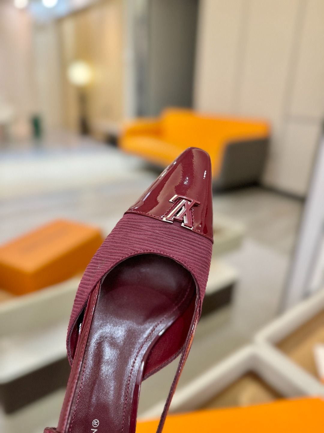 【代购级】、Louis Vuitton 官网早春系列！完美楦型、中跟后空/单鞋🆕、官网同步更新Lv五金 