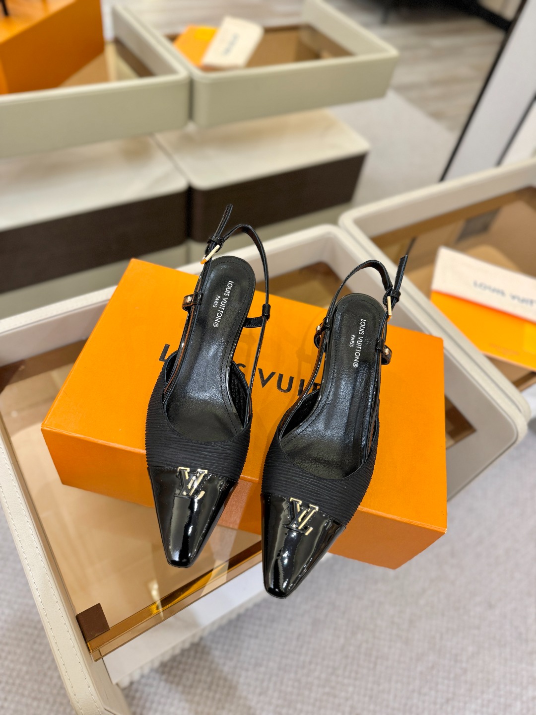 【代购级】、Louis Vuitton 官网早春系列！完美楦型、中跟后空/单鞋🆕、官网同步更新Lv五金 