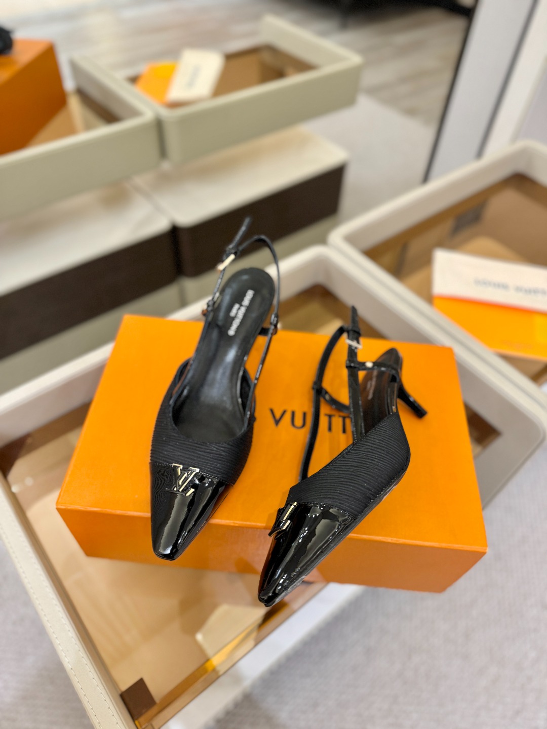 【代购级】、Louis Vuitton 官网早春系列！完美楦型、中跟后空/单鞋🆕、官网同步更新Lv五金 