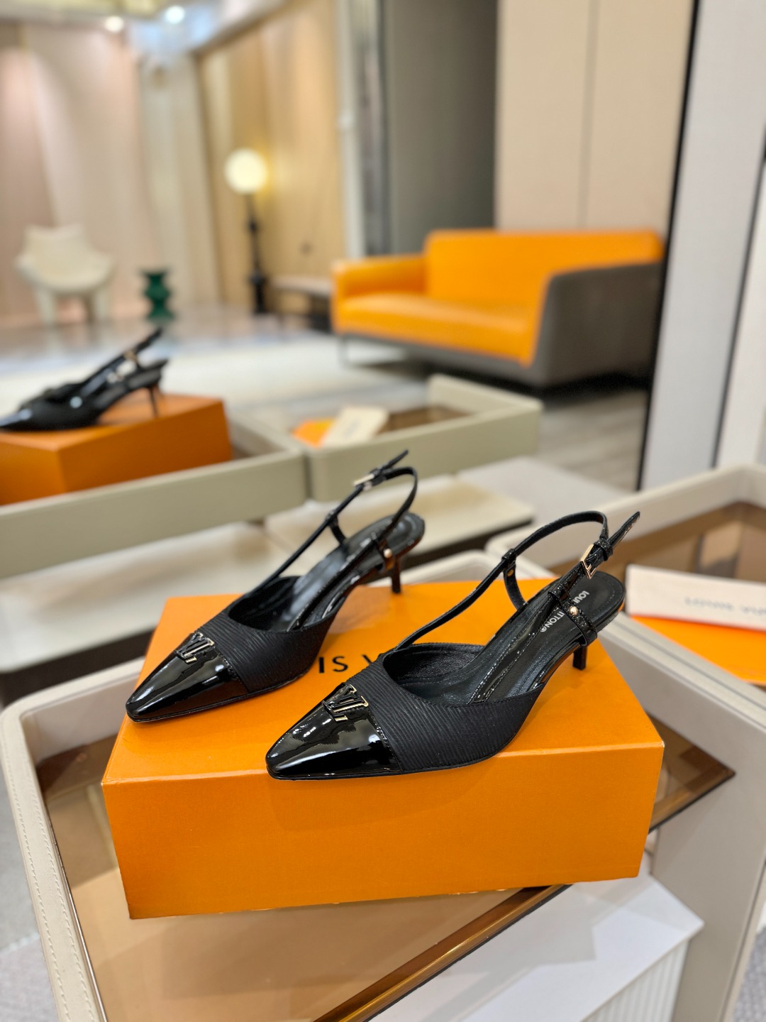 【代购级】、Louis Vuitton 官网早春系列！完美楦型、中跟后空/单鞋🆕、官网同步更新Lv五金 