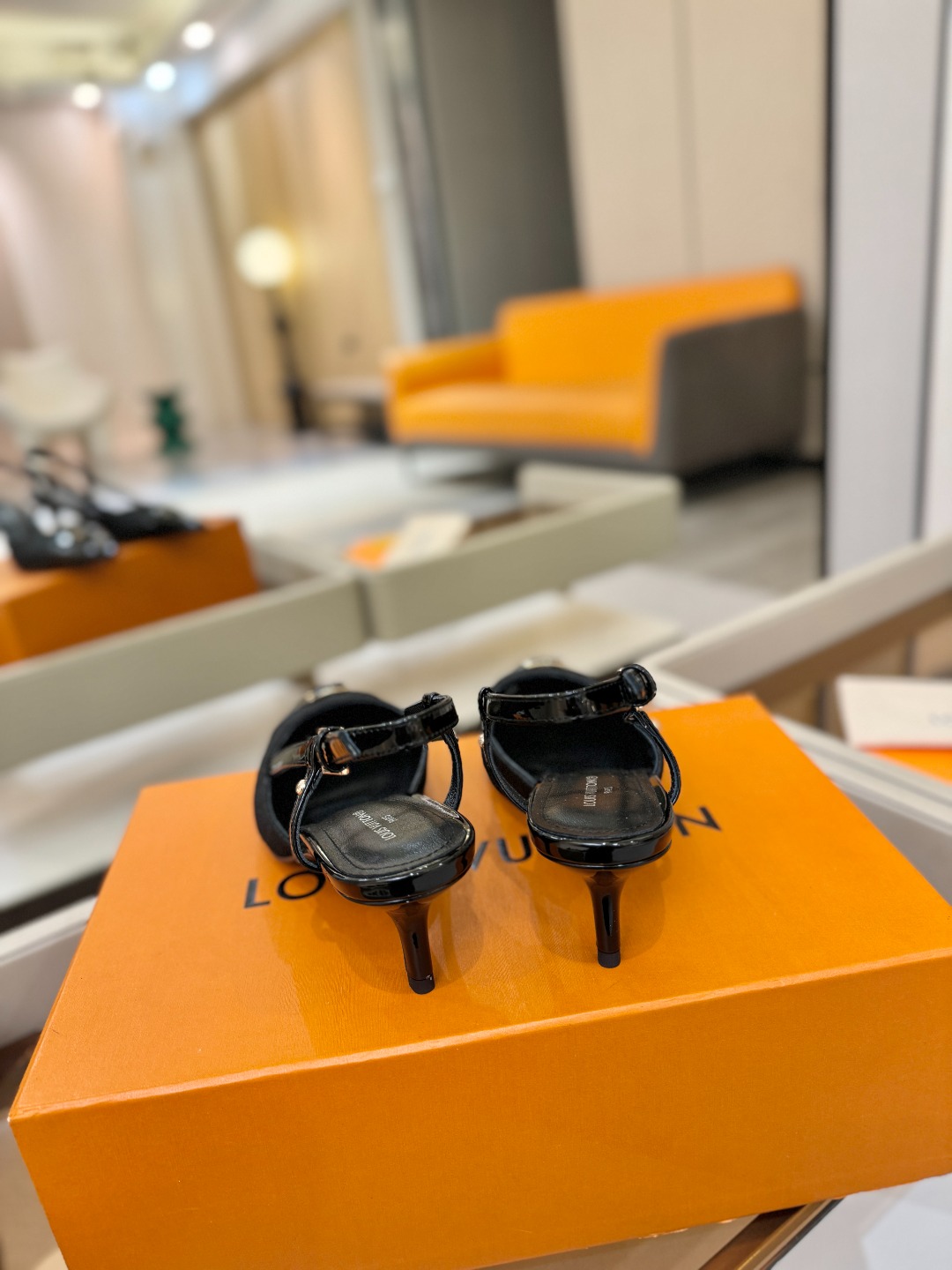 【代购级】、Louis Vuitton 官网早春系列！完美楦型、中跟后空/单鞋🆕、官网同步更新Lv五金 