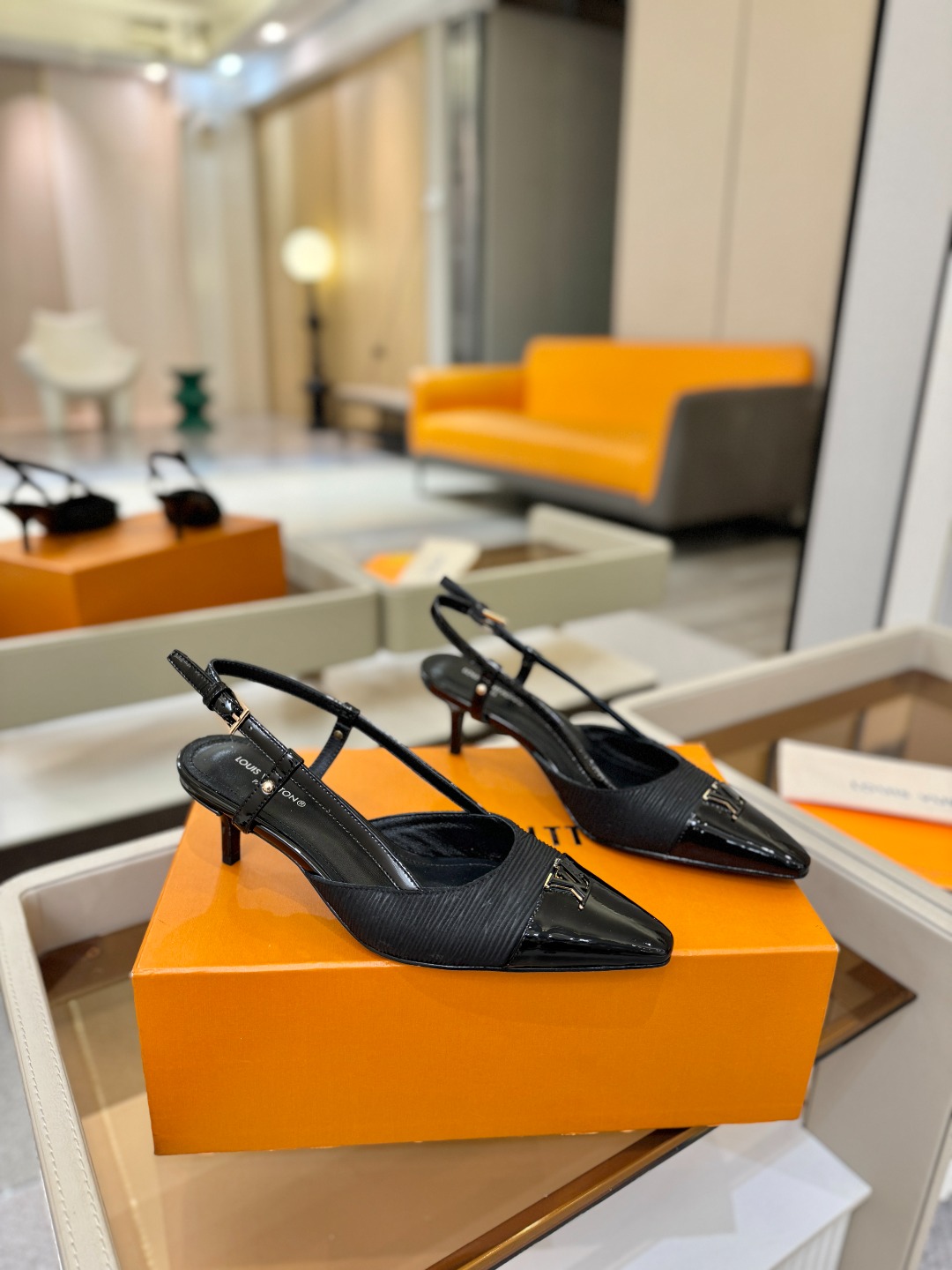 【代购级】、Louis Vuitton 官网早春系列！完美楦型、中跟后空/单鞋🆕、官网同步更新Lv五金 