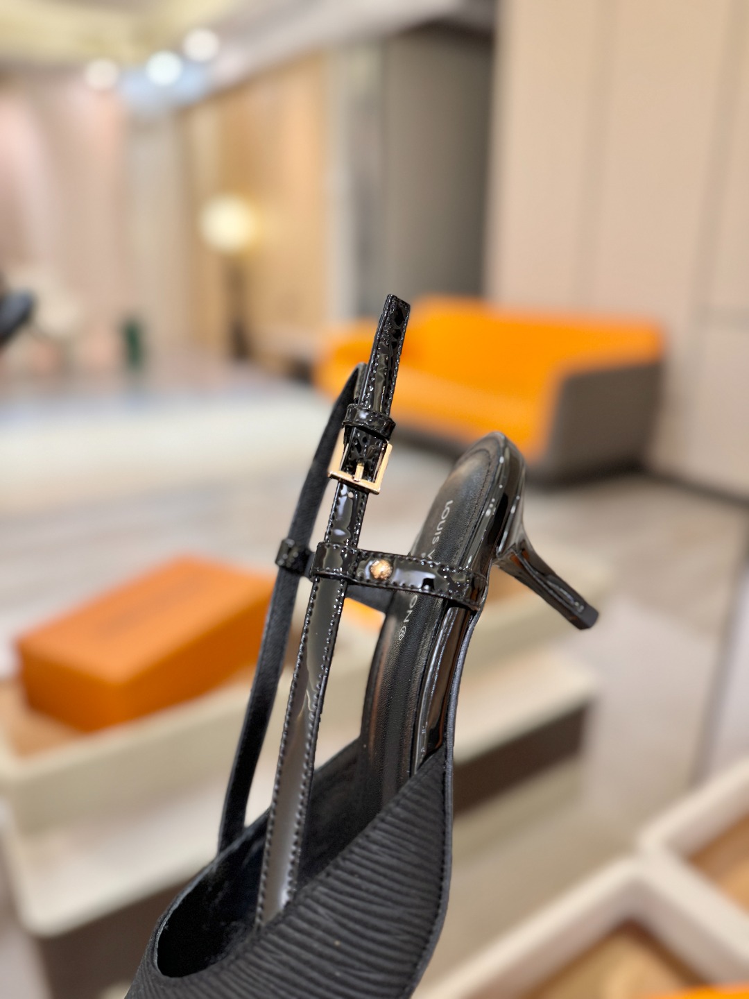 【代购级】、Louis Vuitton 官网早春系列！完美楦型、中跟后空/单鞋🆕、官网同步更新Lv五金 