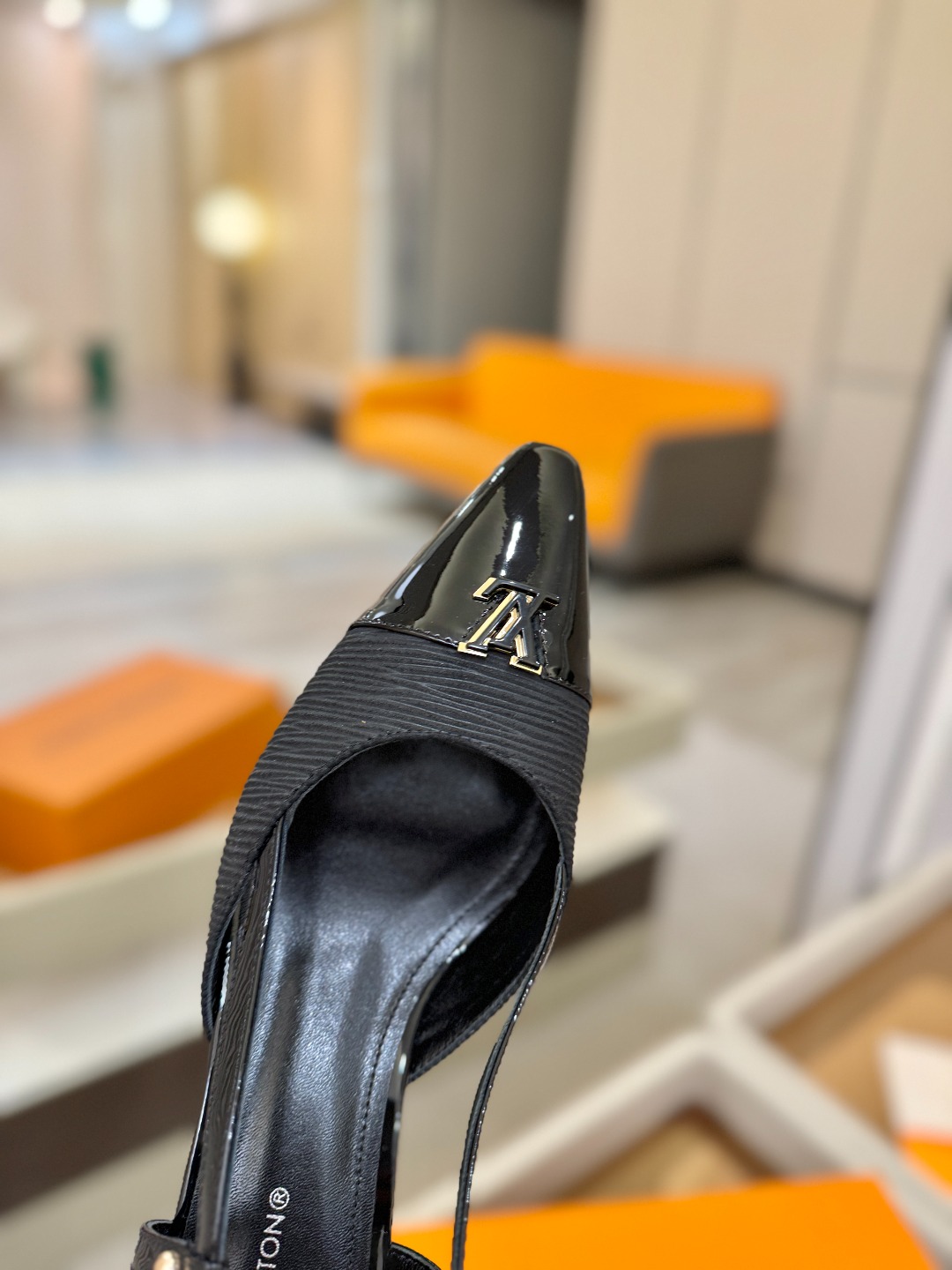 【代购级】、Louis Vuitton 官网早春系列！完美楦型、中跟后空/单鞋🆕、官网同步更新Lv五金 