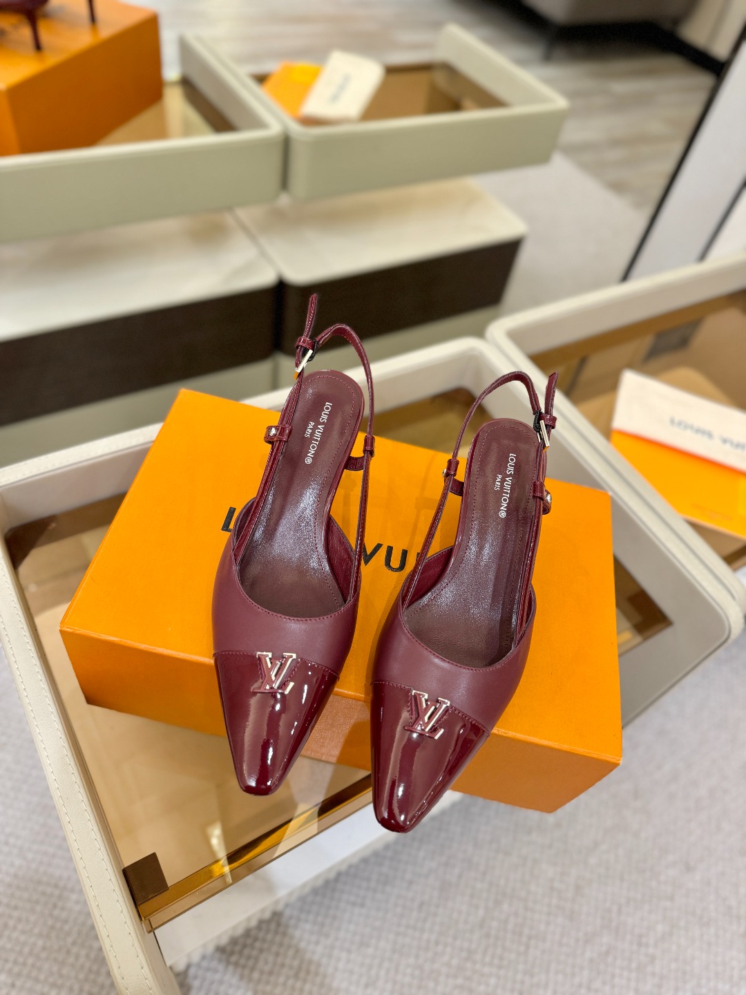 【代购级】、Louis Vuitton 官网早春系列！完美楦型、中跟后空/单鞋🆕、官网同步更新Lv五金 