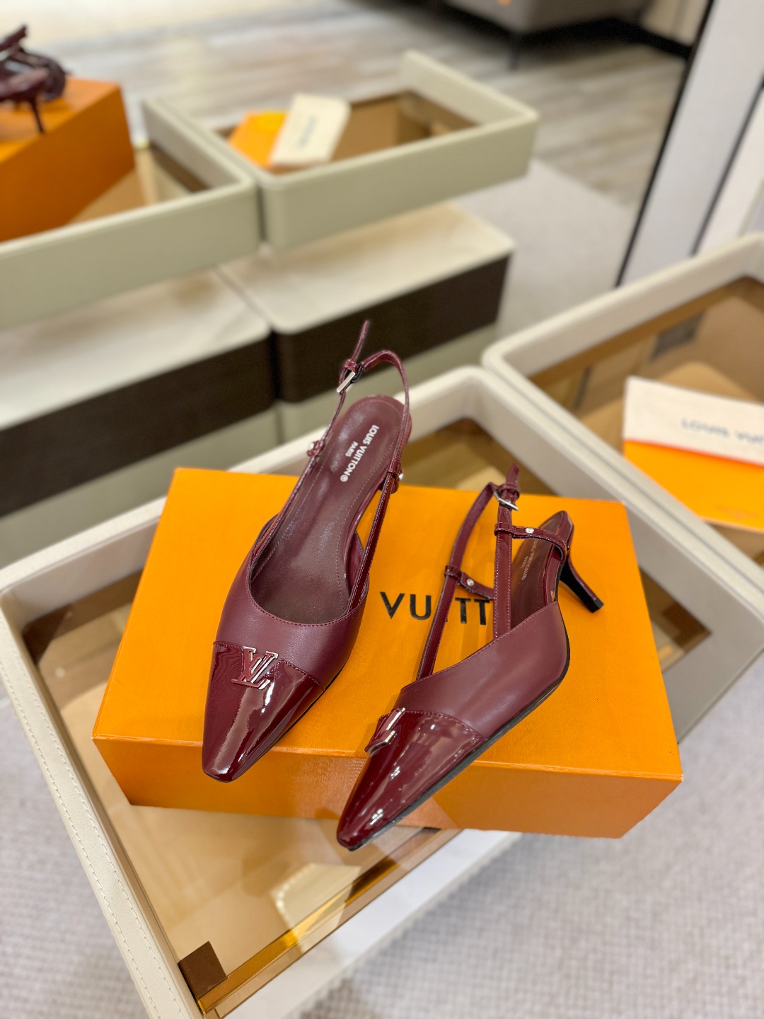 【代购级】、Louis Vuitton 官网早春系列！完美楦型、中跟后空/单鞋🆕、官网同步更新Lv五金 