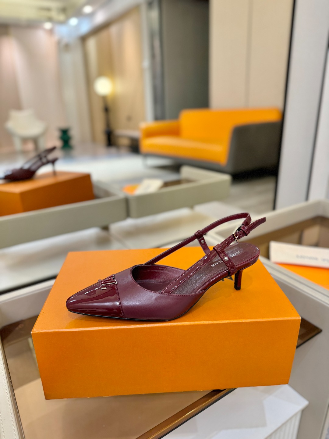 【代购级】、Louis Vuitton 官网早春系列！完美楦型、中跟后空/单鞋🆕、官网同步更新Lv五金 