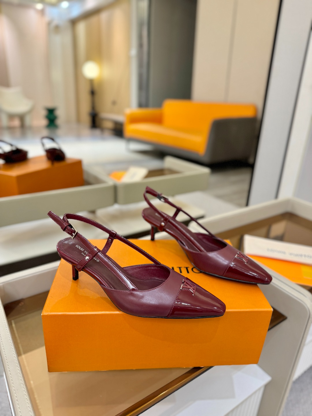 【代购级】、Louis Vuitton 官网早春系列！完美楦型、中跟后空/单鞋🆕、官网同步更新Lv五金 