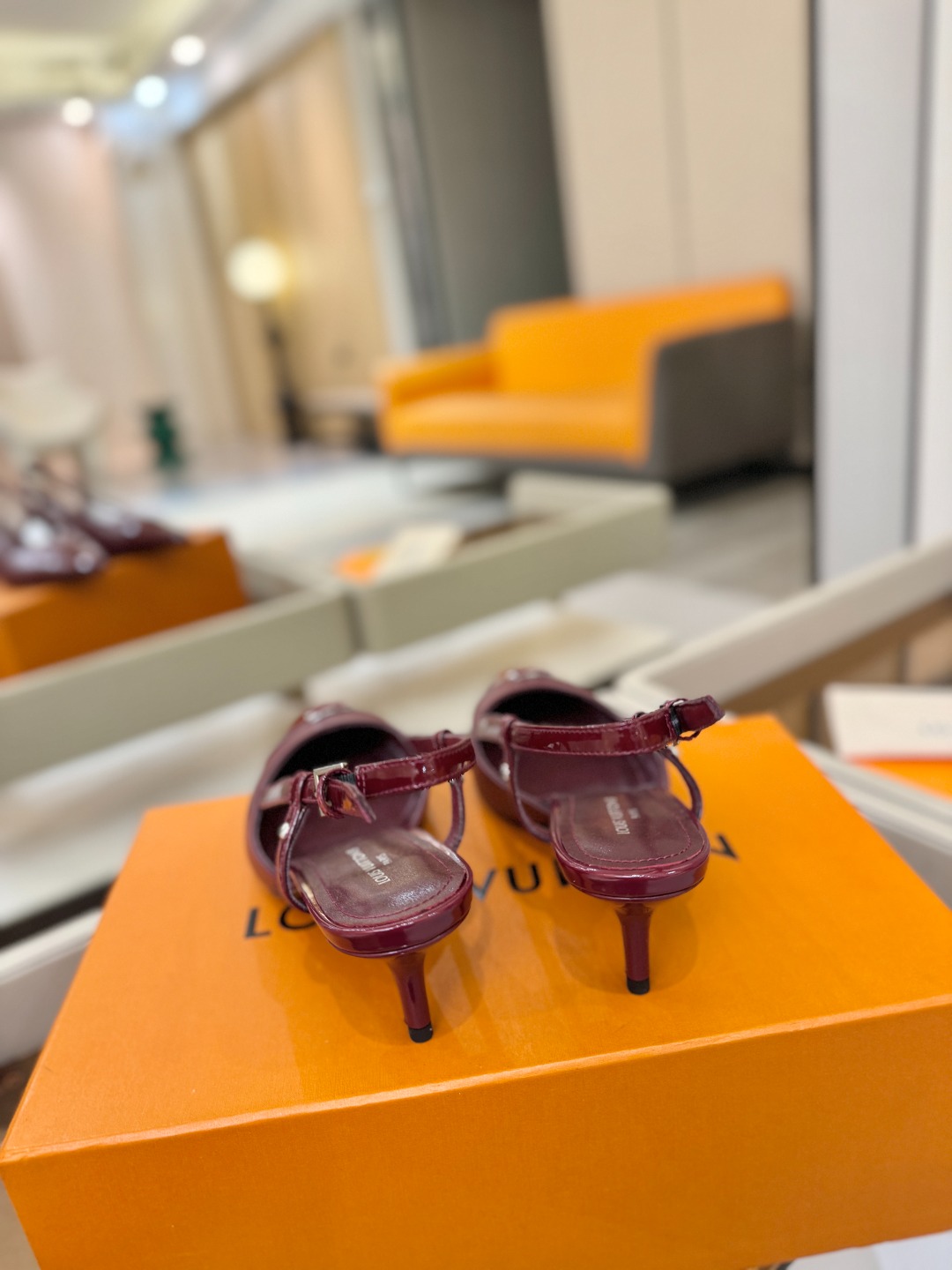 【代购级】、Louis Vuitton 官网早春系列！完美楦型、中跟后空/单鞋🆕、官网同步更新Lv五金 
