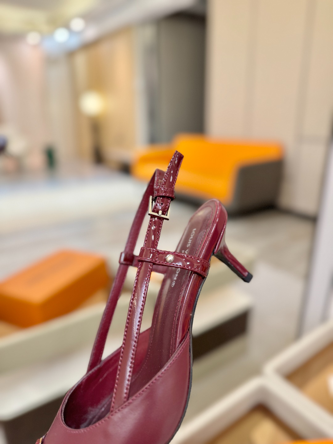 【代购级】、Louis Vuitton 官网早春系列！完美楦型、中跟后空/单鞋🆕、官网同步更新Lv五金 